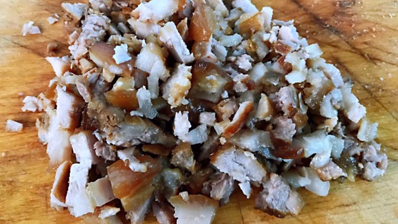 肉夹馍,五花肉剁成小粒粒状