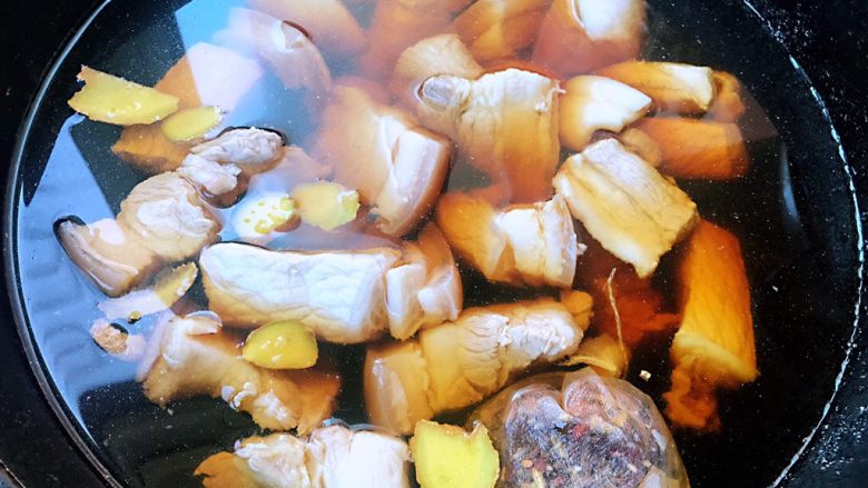 肉夹馍,五花肉块放入锅中倒入清水放入卤料包、姜片、<a style='color:red;display:inline-block;' href='/shicai/ 135370'>一品鲜酱油</a>、<a style='color:red;display:inline-block;' href='/shicai/ 721'>蚝油</a>、<a style='color:red;display:inline-block;' href='/shicai/ 10588'>糖</a>、<a style='color:red;display:inline-block;' href='/shicai/ 718'>料酒</a>大火煮20分钟