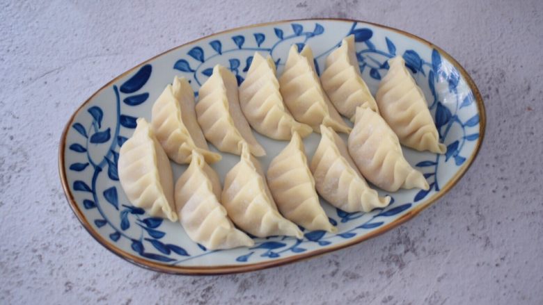 猪肉金针菇饺子,盘子刷一层薄薄的食用油,再放入饺子