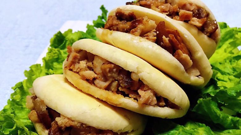 肉夹馍,盘中摆上生菜再依次摆上肉夹馍