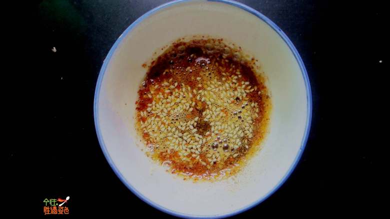 西安麻辣洋芋片夹馍,坐锅烧热之后放菜油，开大火烧至冒烟，均匀的泼在辣椒碎上面
