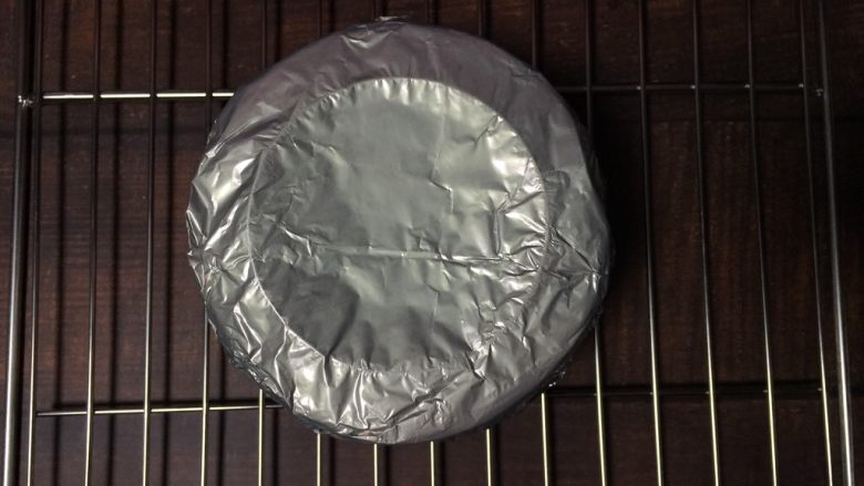 波浪纹戚风蛋糕(6寸),烘烤结束后取出垂直震一下后倒扣放凉再脱模即可