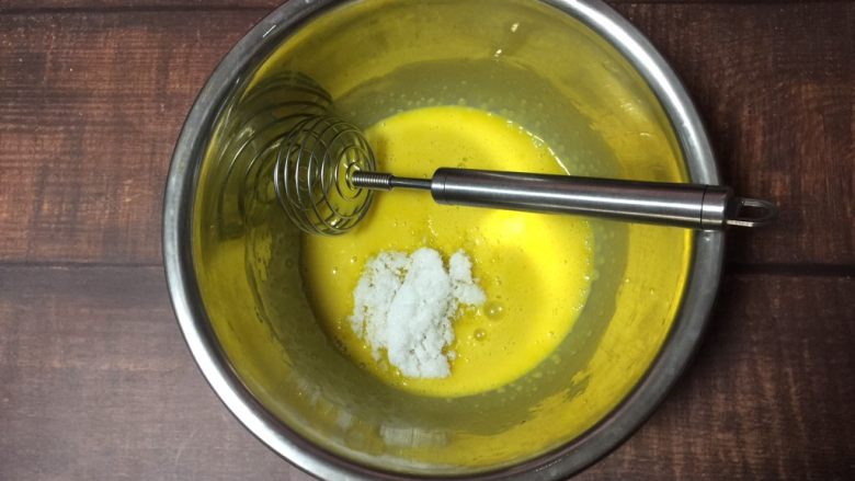 波浪纹戚风蛋糕(6寸),加入18g细砂糖搅打均匀
