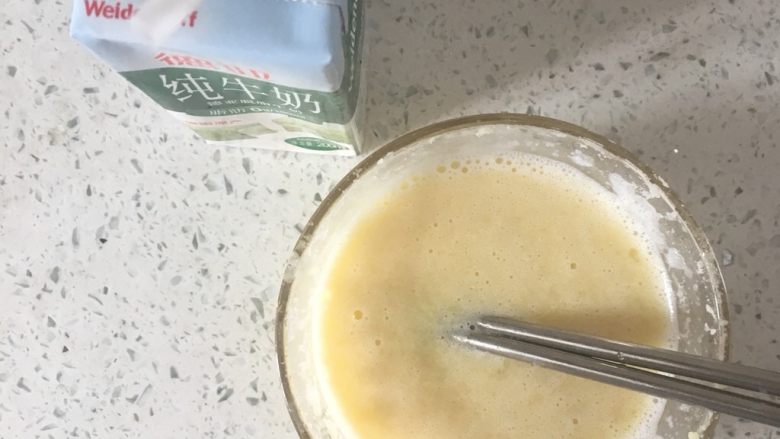 蔬菜大杂烩,❗️土豆是昨天做饭剩下的,煮熟压成了土豆泥。加入100ml脱脂牛奶和一个鸡蛋🥚搅拌均匀。(因为我只剩下了一个鸡蛋…建议放2个鸡蛋)