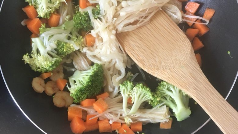 蔬菜大杂烩,❗️中火热锅倒入虾仁🍤翻炒1min(因为我腌的时候加了油所以没有加油),再倒入其他蔬菜一起翻炒5min(可以不用沥得很干,有一点水没关系,待会要一起煮的)