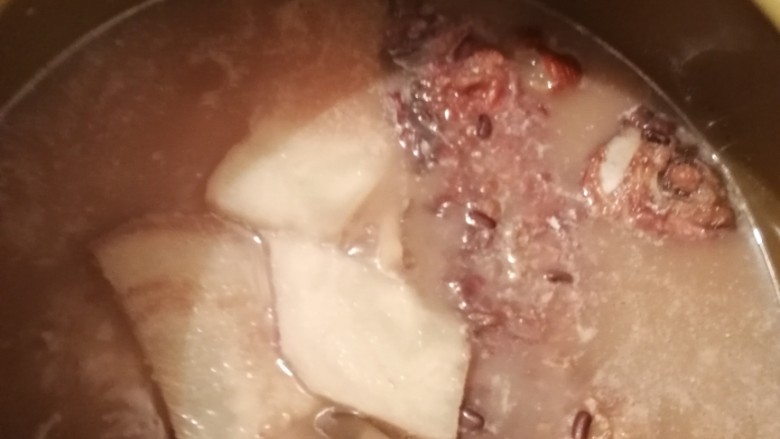 鯪鱼粉葛汤,放入粉葛大火煮沸转小火煲1.5小时