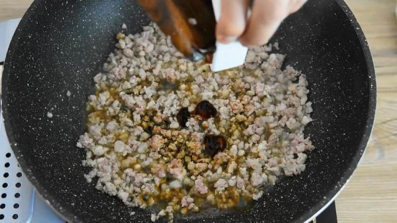 荤素搭配的肉末盖豆腐,超级下饭,加入料酒、生抽、蚝油,炒匀。