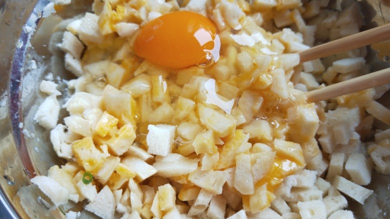新文美食 椒香孜然炒五丁,把切好的馒头丁装盆。打入两个<a style='color:red;display:inline-block;' href='/shicai/ 9'>鸡蛋</a>。