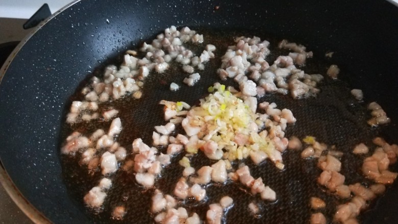 新文美食 椒香孜然炒五丁,加入葱姜末。