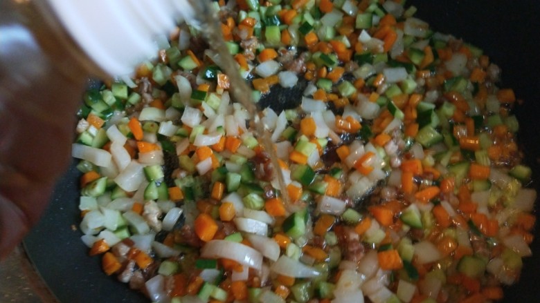 新文美食 椒香孜然炒五丁,倒入适量<a style='color:red;display:inline-block;' href='/shicai/ 718'>料酒</a>炒均匀?