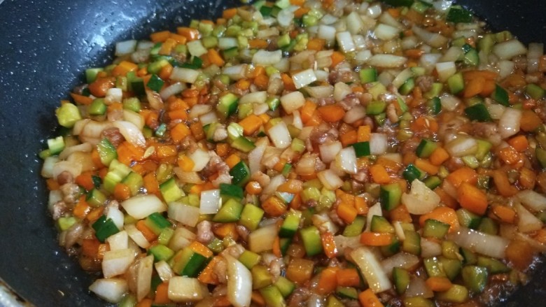 新文美食 椒香孜然炒五丁,在翻炒均匀。