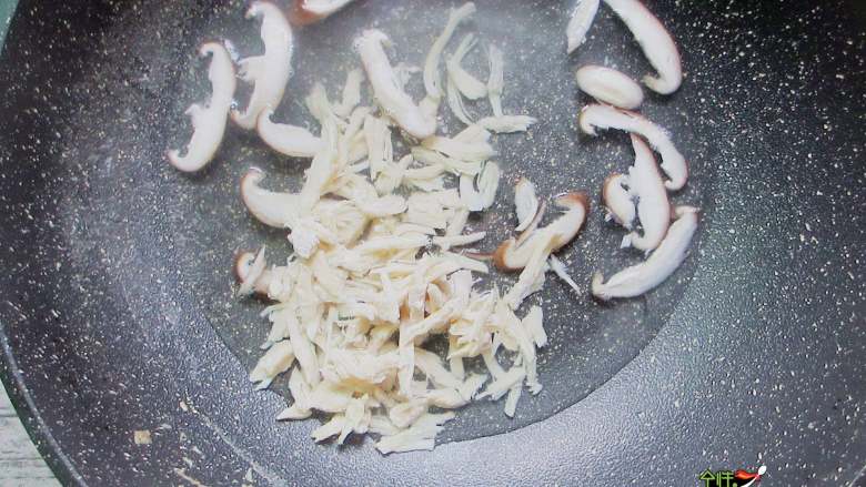 香菇鸡丝豆腐汤,香菇片煮2分钟后,放入<a style='color:red;display:inline-block;' href='/shicai/ 10076'>鸡丝</a>煮开