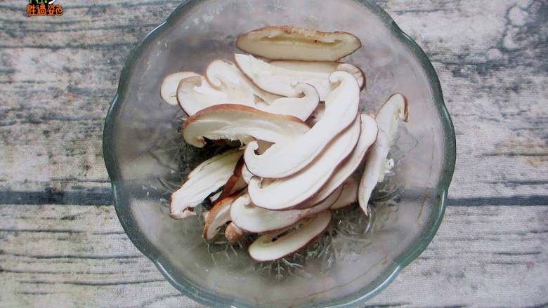 香菇鸡丝豆腐汤,<a style='color:red;display:inline-block;' href='/shicai/ 230'>香菇</a>去根清洗干净,切成薄片
