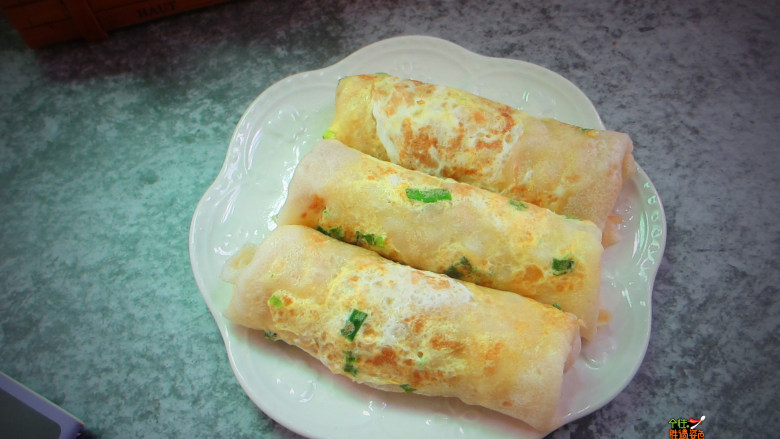 高颜值蛋饼卷,做好之后直接卷起来,准备点什么汤水类就开吃咯!