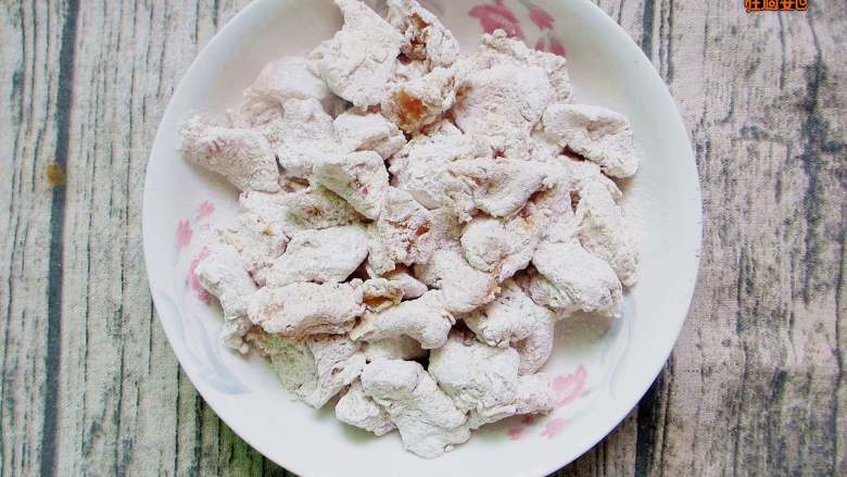 蒜香韩式鸡胸肉,将沾好淀粉的鸡肉放在一大盘子里,静候5分钟左右,淀粉吸收了鸡肉表面的水分,形成了薄薄的一层外壳,这样炸好的鸡肉既酥脆,外壳又不至于破裂。