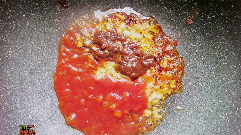 蒜香韩式鸡胸肉,加入韩式辣椒酱2勺,番茄酱2勺,白糖1勺,搅拌均匀后,煮沸备用