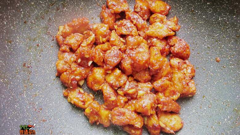 蒜香韩式鸡胸肉,把鸡块倒进去,翻炒几下,出锅