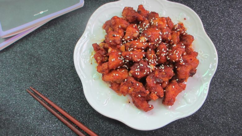 蒜香韩式鸡胸肉,装盘上面撒上芝麻、切点葱花碎更美了!