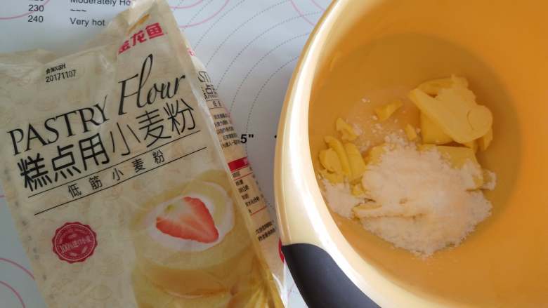 炼乳蔓越莓手撕包,先做酥粒:将冷冻状态下的<a style='color:red;display:inline-block;' href='/shicai/ 887'><a style='color:red;display:inline-block;' href='/shicai/ 887'>黄油</a></a>,低筋面粉,糖粉混合,用手用力搓,搓成粗粒状,然后放冰箱冷冻(用不完的酥粒冷冻状态下保存,下次可以继续用)