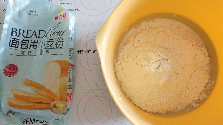 炼乳蔓越莓手撕包,将除黄油以外的所有材料放入盆中,盐和<a style='color:red;display:inline-block;' href='/shicai/ 731'>酵母</a>分开放
