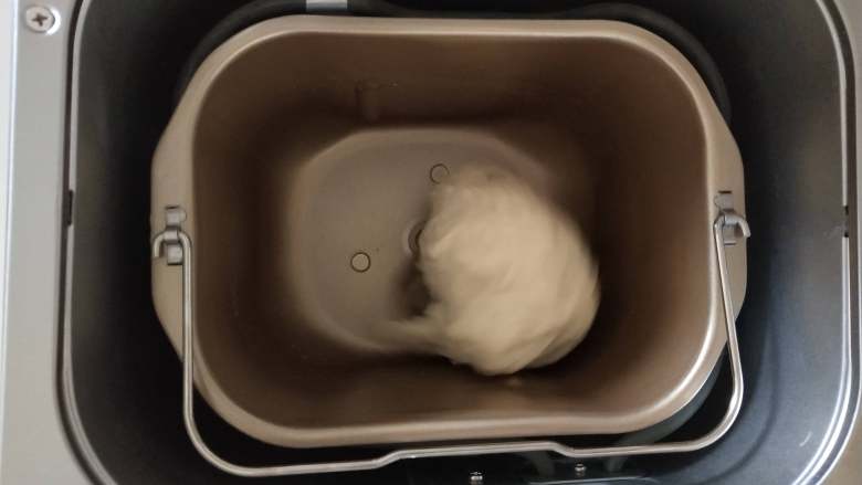 炼乳蔓越莓手撕包,将面团放入面包机中,启动和面模式!我用了两次和面模式,第一次完成以后将黄油放入,启动第二次和面模式!