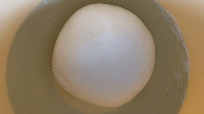 炼乳蔓越莓手撕包,现在天气炎热,我直接用的室温发酵~!将面团放盆中,盖保鲜膜,发酵至两倍大!