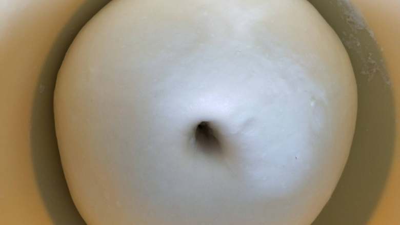 炼乳蔓越莓手撕包,手指沾少许面粉,插入面团中,洞口不塌陷,不回缩就可以了