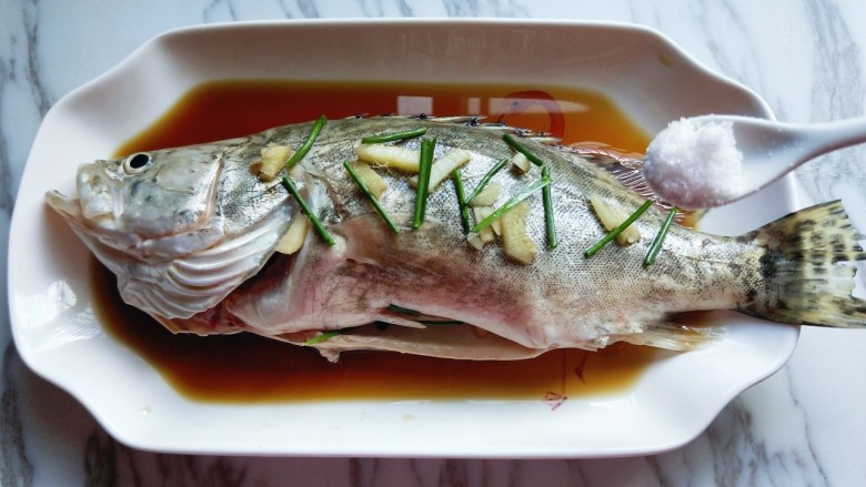 #营养美食#柠香桂鱼,加入食用盐,盖上盖子或者保鲜膜,放入冰箱腌制30分钟!