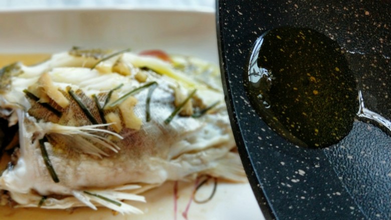 #营养美食#柠香桂鱼,蒸好的鱼取出,如果汤汁太多,可以倒出去一些,再淋上热油!