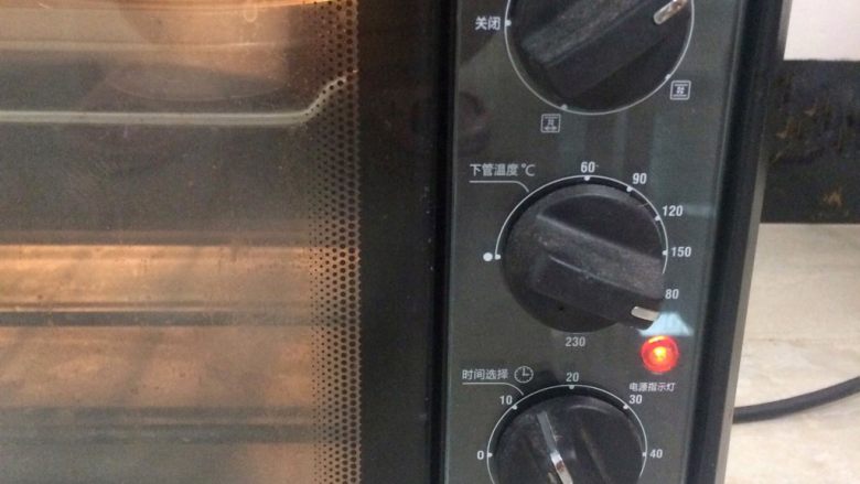 枣香浓郁的红枣小蛋糕,烤箱预热180度,将烤盘放置中层,烤制15分钟左右。