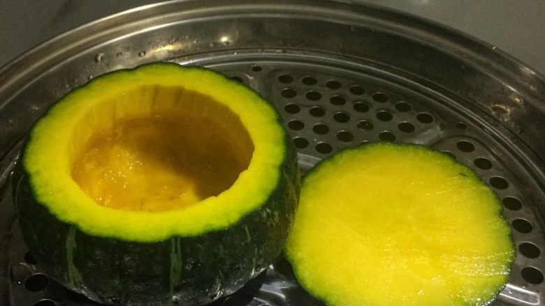 有内涵的贝贝南瓜窝蛋,贝贝南瓜去瓢后隔水蒸熟,约15分钟。