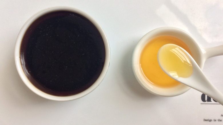 龟苓膏奶茶 附龟苓膏的制作,因为加了砂糖熬煮的缘故,龟苓膏这样直接吃也十分清甜,一点都不感觉得苦涩。
我家小孩就是直接这样啃了一个小布丁杯的龟苓膏,还夸十分美味。