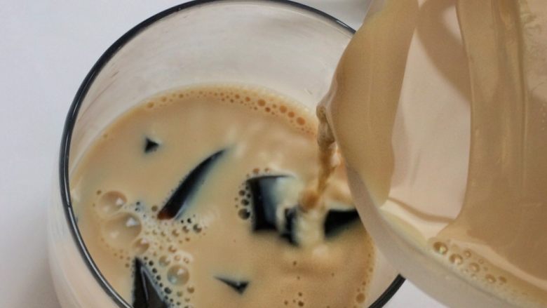 龟苓膏奶茶 附龟苓膏的制作,将奶茶倒入装了龟苓膏的杯子中,适量蜂蜜或者炼奶调节甜度即可。
小贴士:喜欢冷饮的,可以提前煮好奶茶放冰箱冰一冰。