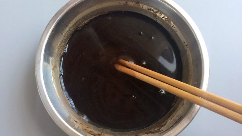 龟苓膏奶茶 附龟苓膏的制作,刚开始时不好混均匀,感觉有疙瘩。
先搅拌然后等一会,让水泡透龟苓膏粉,就能将龟苓膏糊拌得很细腻,没有粉状和颗粒。