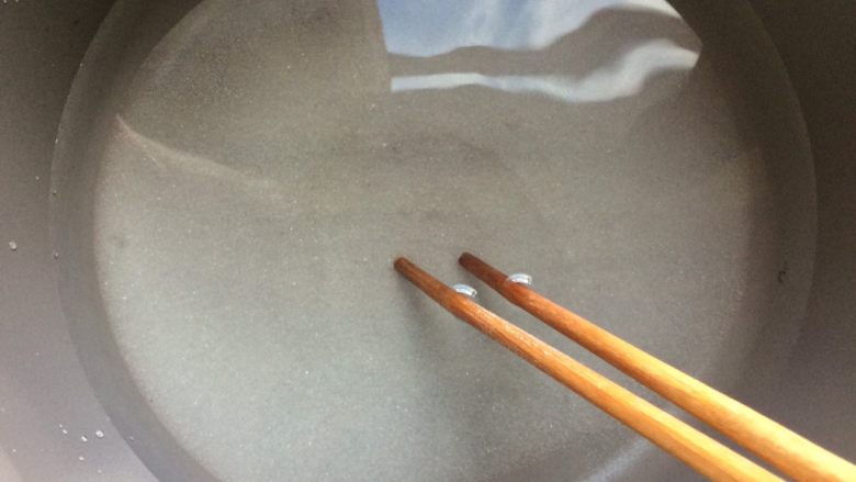 龟苓膏奶茶 附龟苓膏的制作,搅拌至砂糖完全融化。
小贴士:寻常的吃法是拌着蜂蜜和炼奶吃,其实这样虽然加糖了,糖只是附在龟苓膏表面,细细品尝还是很苦的。然而此时提前加糖,能让甜味渗透到龟苓膏的每一处,让每一口龟苓膏都变得清甜。