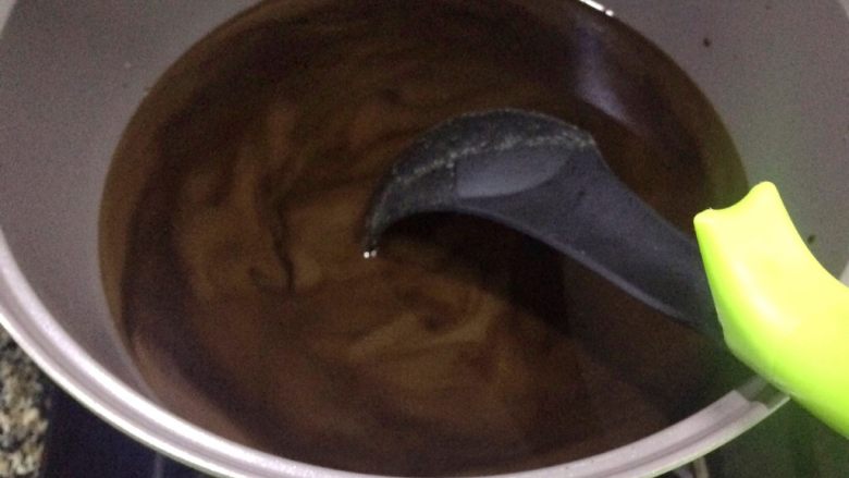 龟苓膏奶茶 附龟苓膏的制作,开中小火煮龟苓膏糊。
一边加热一边用勺子顺一个方向搅拌,一直加热到变得粘稠,并且有小泡泡冒出,立即关火。
小贴士:
a). 尽量搅拌到底,以免底部烧糊了。
b). 有小泡泡冒起来,就是龟苓膏糊煮沸了,煮沸后立即关火。