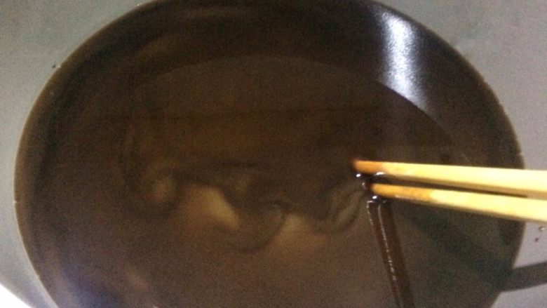 龟苓膏奶茶 附龟苓膏的制作,将搅拌好的龟苓膏糊倒入糖水中,边倒边不停地顺一个方向快速搅拌均匀。
