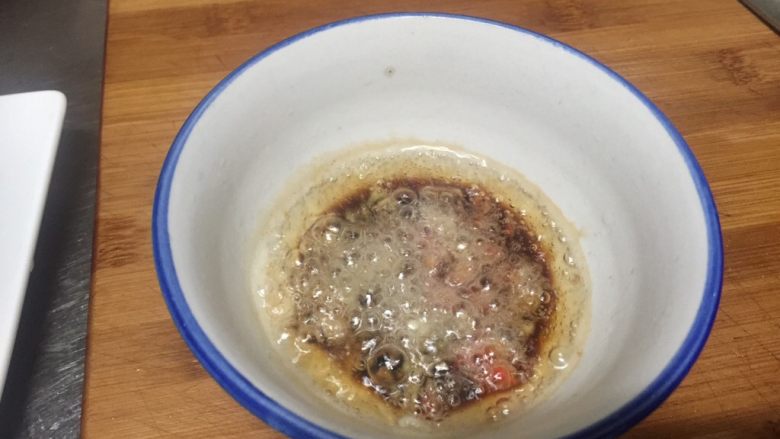 凉拌秋葵,锅里倒入花生油烧开后倒入小碗内