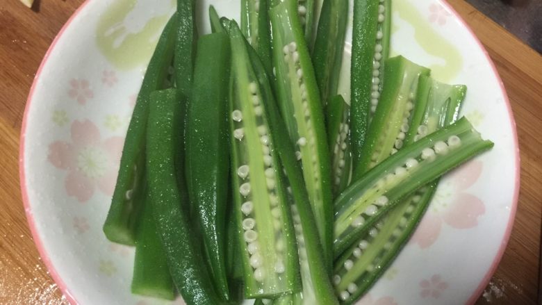 凉拌秋葵,锅里放水，加盐煮开，倒入秋葵煮熟后捞出。