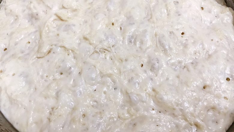 超松软好吃的玉米油老面包,放入冰箱冷藏发酵一晚,或者室温发酵至三倍大表面布满气泡