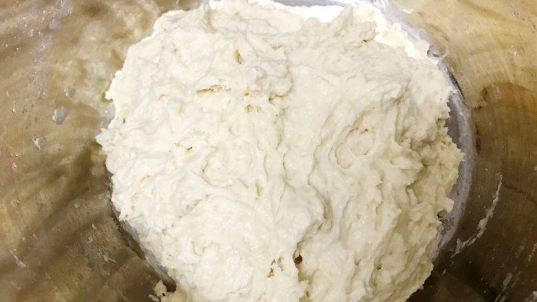 超松软好吃的玉米油老面包,用筷子搅拌至无干粉,不要用手会粘用筷子搅拌均匀就好