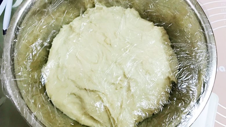 超松软好吃的玉米油老面包,面团滚圆放入盆里盖上保鲜膜发酵至二倍大