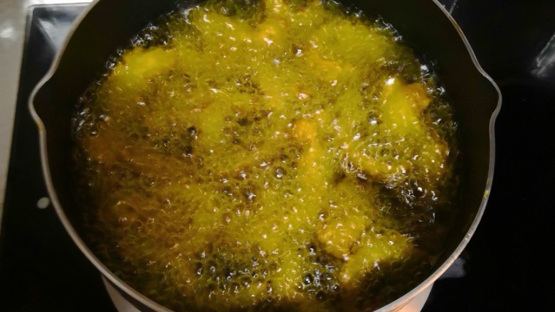 糖醋里脊,下油锅,油温200度,表面微微发黄就可以了,捞出