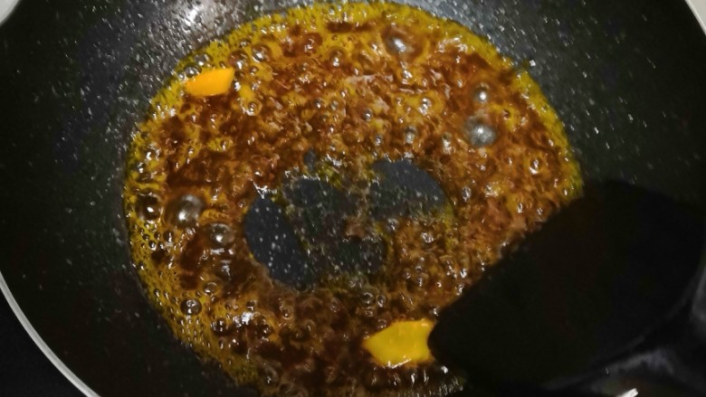 糖醋里脊,小火倒入酱汁,慢慢熬至有点有点浓稠,(实在看不来的小伙伴,锅里冒大泡吧,)然后倒入调好的水淀粉,搅拌三四下,关火