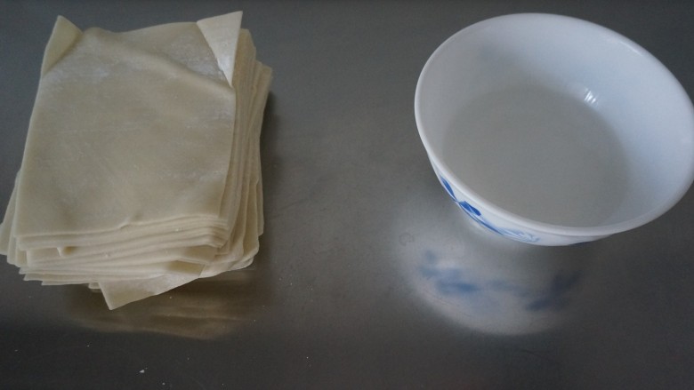 一鲜到底的大馅馄饨,现成的<a style='color:red;display:inline-block;' href='/shicai/ 4453'>馄饨皮</a>,准备一碗水