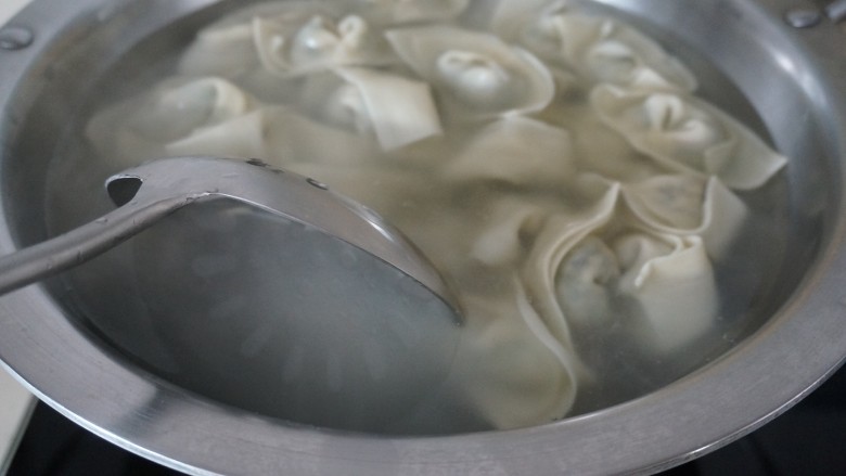 一鲜到底的大馅馄饨,用漏勺背面推下防止沾底(不能用正面推容易破皮)