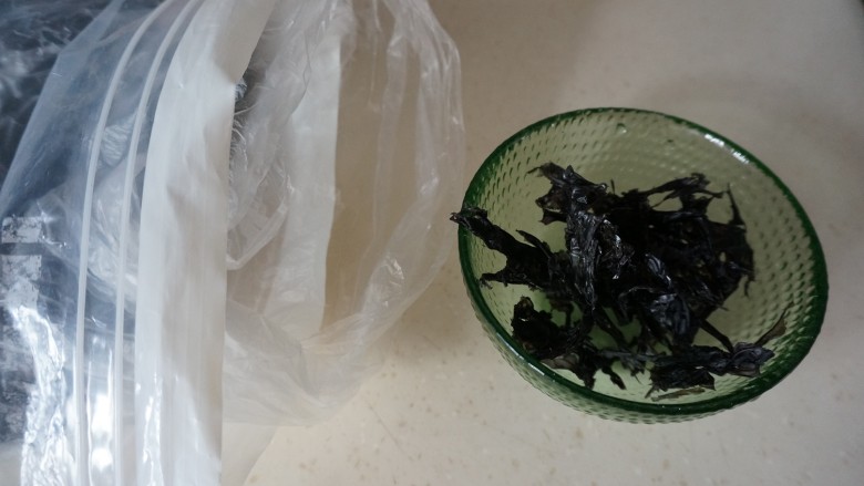 一鲜到底的大馅馄饨,煮馄饨水时候我们来做汤底,<a style='color:red;display:inline-block;' href='/shicai/ 273'>紫菜</a>撕小片