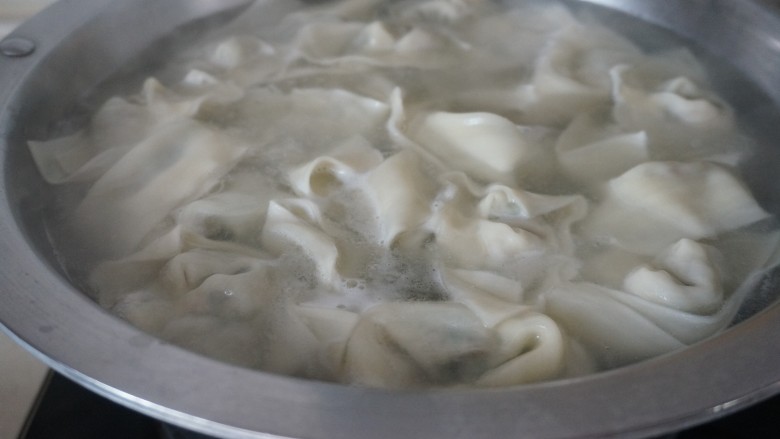一鲜到底的大馅馄饨,水滚后开盖,看馄饨都浮在水面那就熟了,可以捞起了
