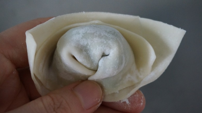 一鲜到底的大馅馄饨,捏起来捏紧,抹点水增加粘性