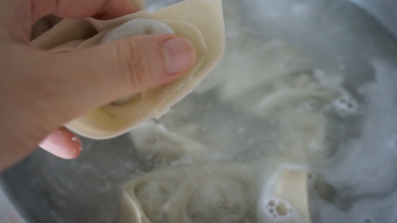 一鲜到底的大馅馄饨,水开后下入馄饨